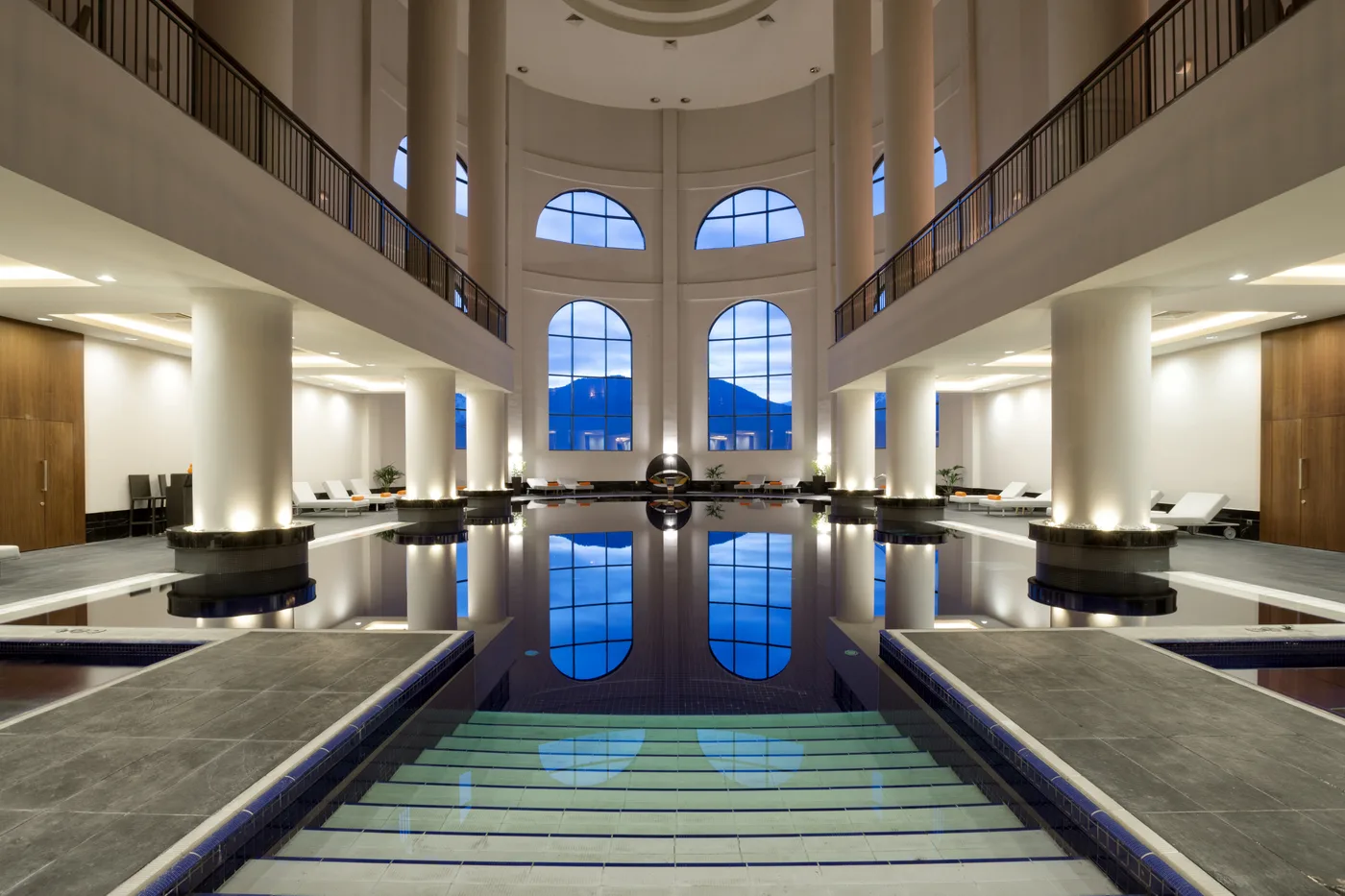 Панорамный бассейн Rixos Royal SPA
